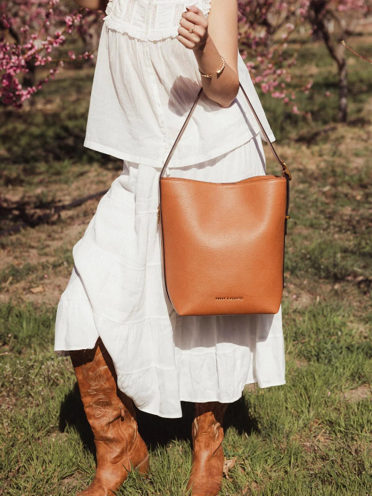 The Bucket Bag Cognac - Image 6