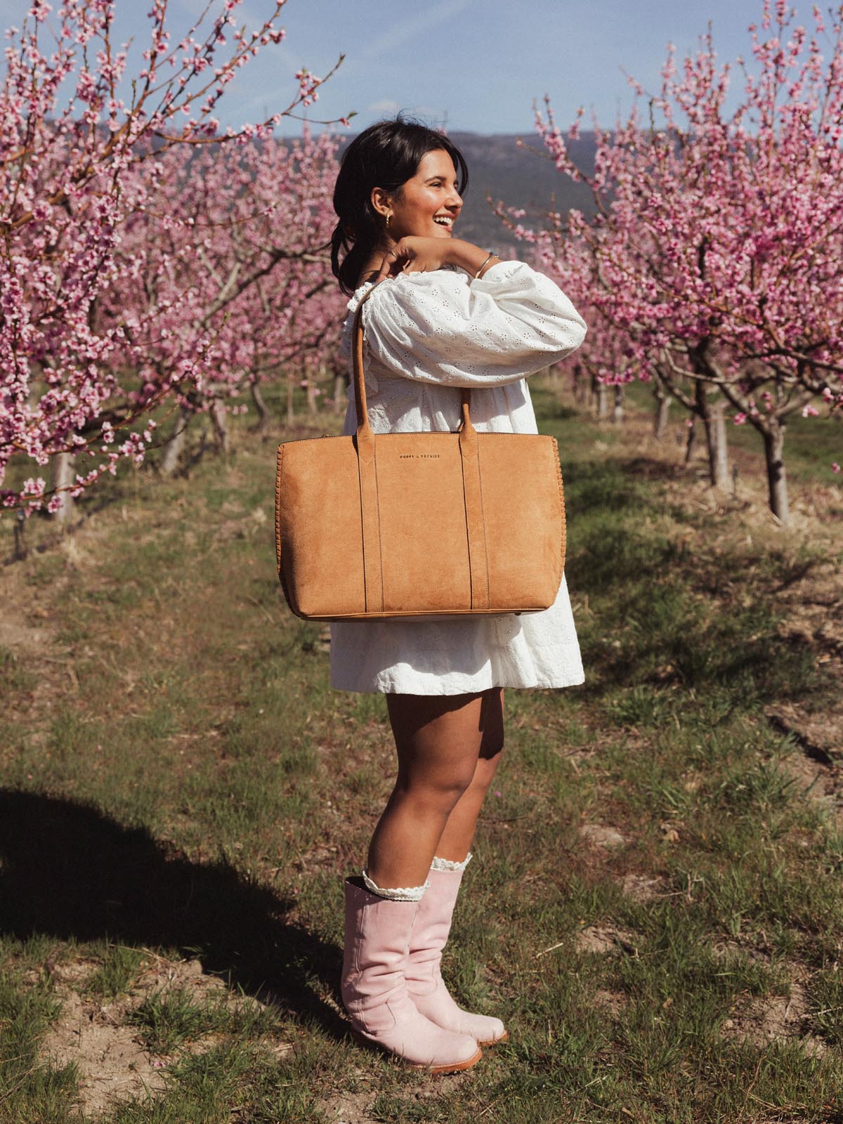 The Meadow Tote Cognac Suede - Image 3
