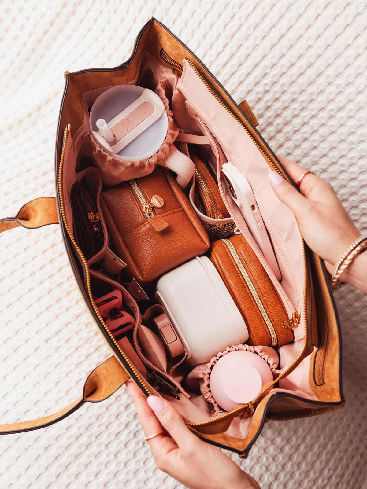 The Meadow Tote Cognac Suede - Image 5