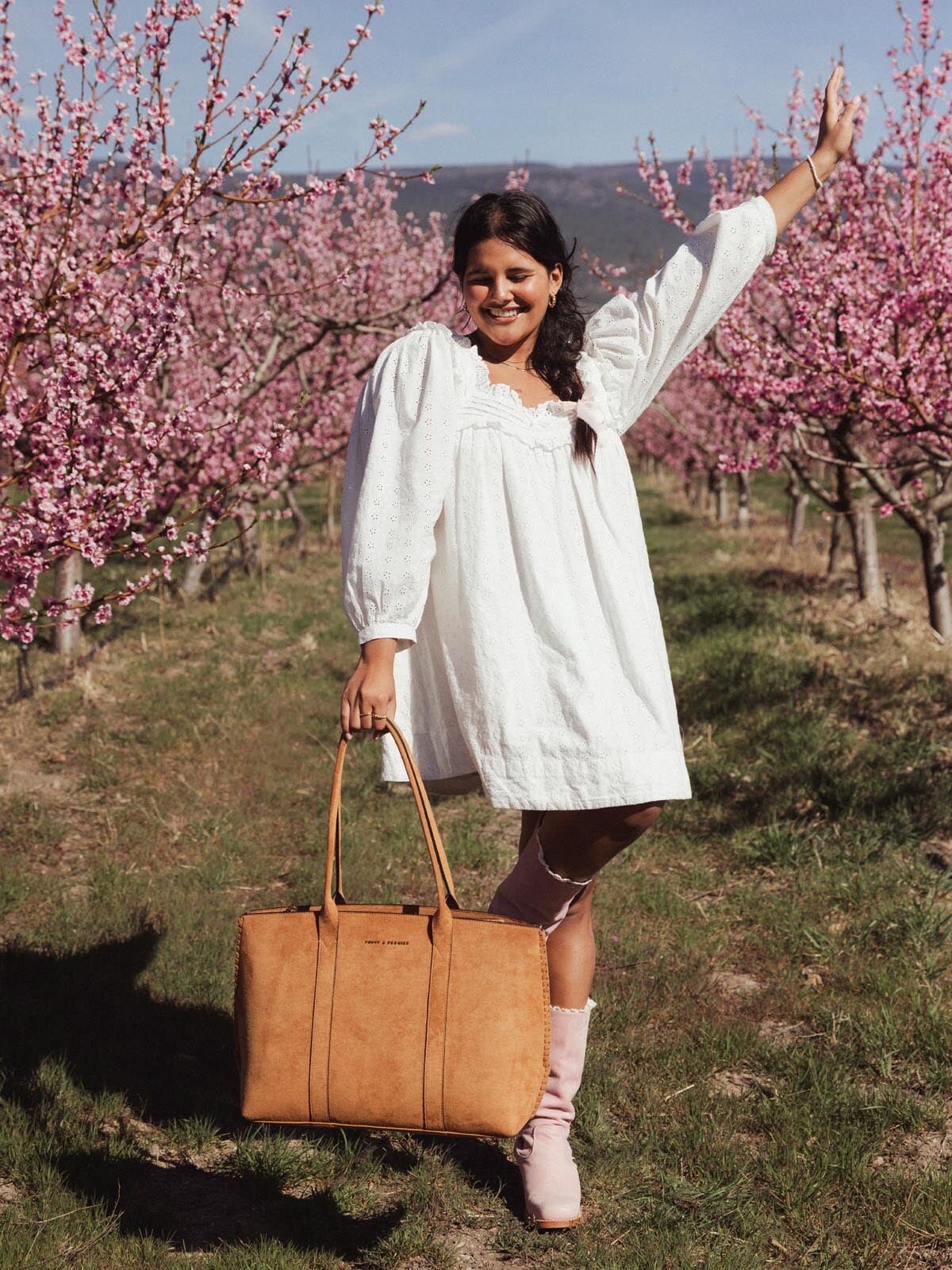 The Meadow Tote Cognac Suede - Image 7